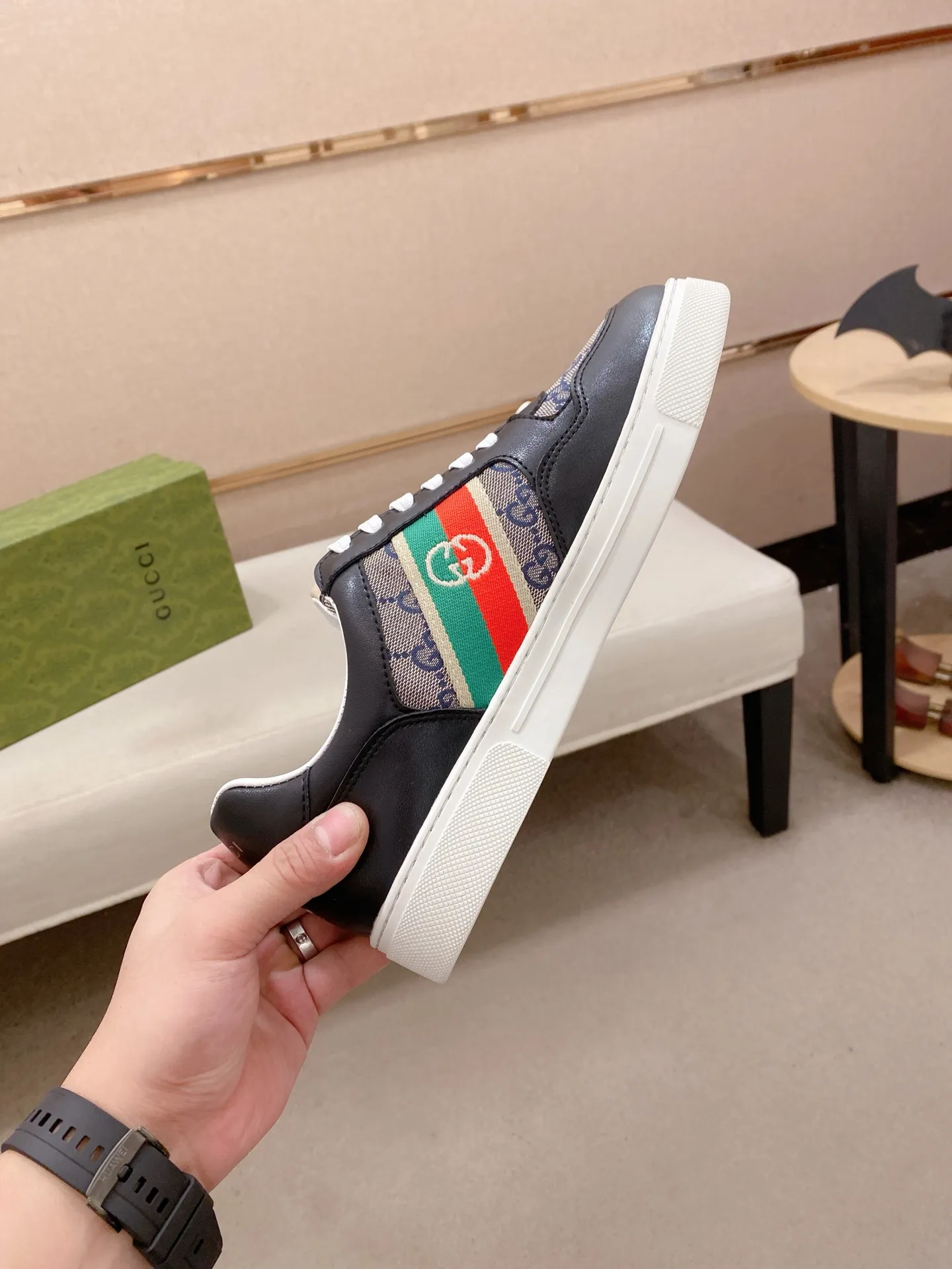 Factory price: 420💰 (GUCCI) The latest model from the official website 🎁🎁Casual and fashionable men's shoes👟, hot style 💥The version is simple and elegant, exclusive for trendy men. Unique official website latest brand elements 👑Gucci original decoration, fashionable and generous, the fabric is original cowhide ✅sheepskin lining, the official website specifies wear-resistant casual outsole, the classic model is taken in kind at the counter🎬38-44 (45 is not returned or exchanged)